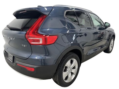 Used 2021 Volvo XC40 T5 Momentum image 4
