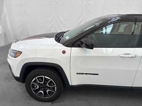 Used 2025 Jeep Compass Trailhawk AWD/4WD image 3