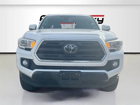 Used 2018 Toyota Tacoma SR5 image 2