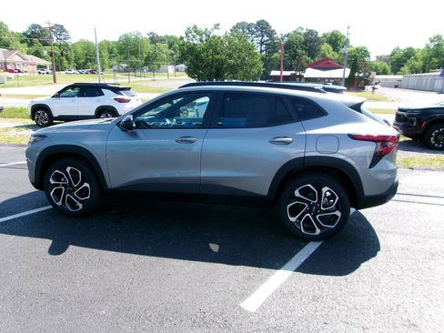 New 2026 Chevrolet Trax RS w/ Sunroof Package FWD image 5