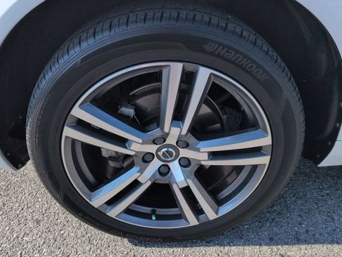 Used 2021 Volvo XC60 T5 Momentum w/ Premium Package FWD image 10