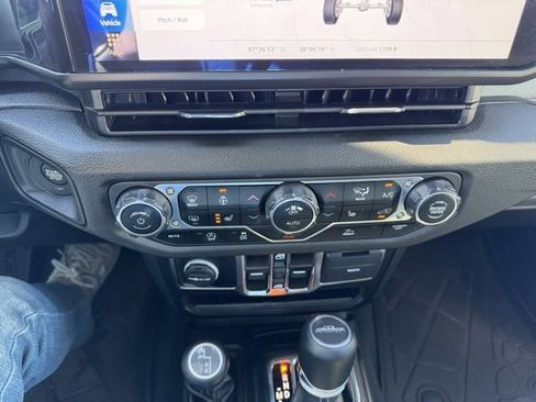 Used 2024 Jeep Gladiator Sport image 31