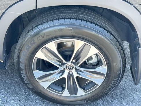 Used 2022 Toyota Highlander XLE AWD/4WD image 14