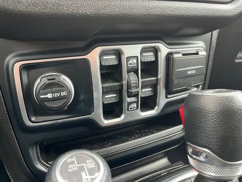 Used 2024 Jeep Wrangler Unlimited w/ LED Headlamp & Fog Lamp Group image 21