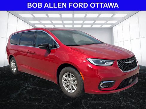 Used 2025 Chrysler Pacifica Select FWD image 9
