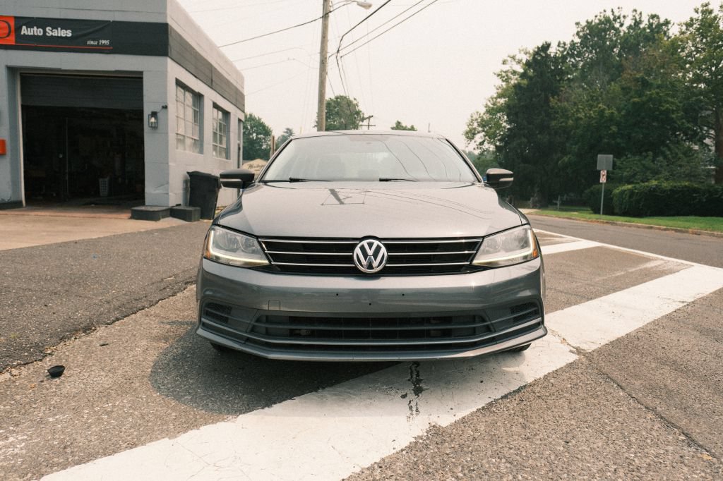 Used 2017 Volkswagen Jetta SE FWD image 2