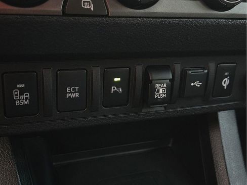 Used 2020 Toyota Tacoma TRD Off-Road w/ Technology Package AWD/4WD image 18