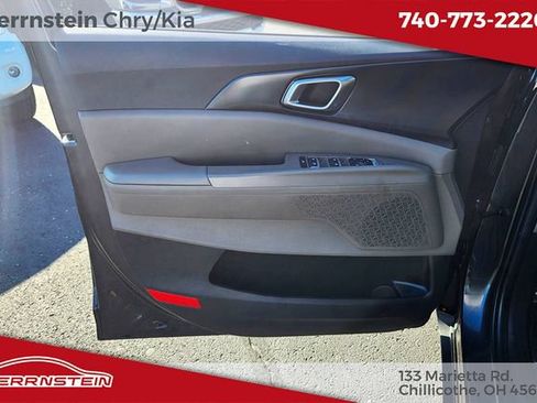 Used 2025 Kia Carnival FWD image 13