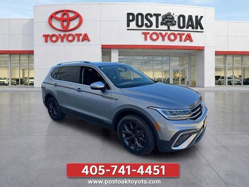 Used 2023 Volkswagen Tiguan SE w/ Panoramic Sunroof Package FWD image 1