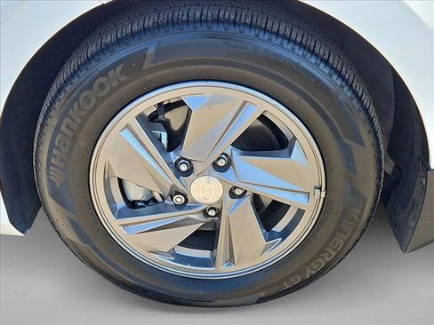 Used 2025 Hyundai Elantra SE image 28
