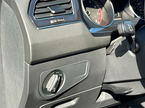 Used 2020 Volkswagen Tiguan SE image 11