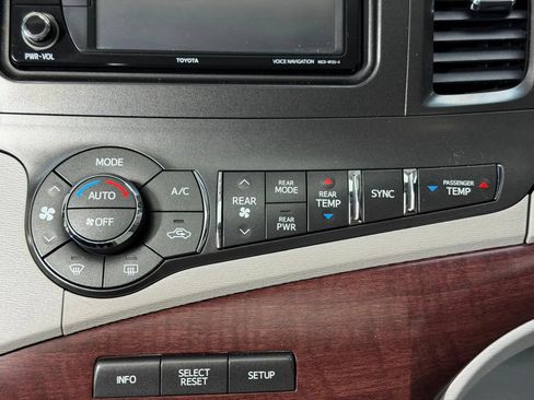 Used 2014 Toyota Sienna XLE FWD image 33
