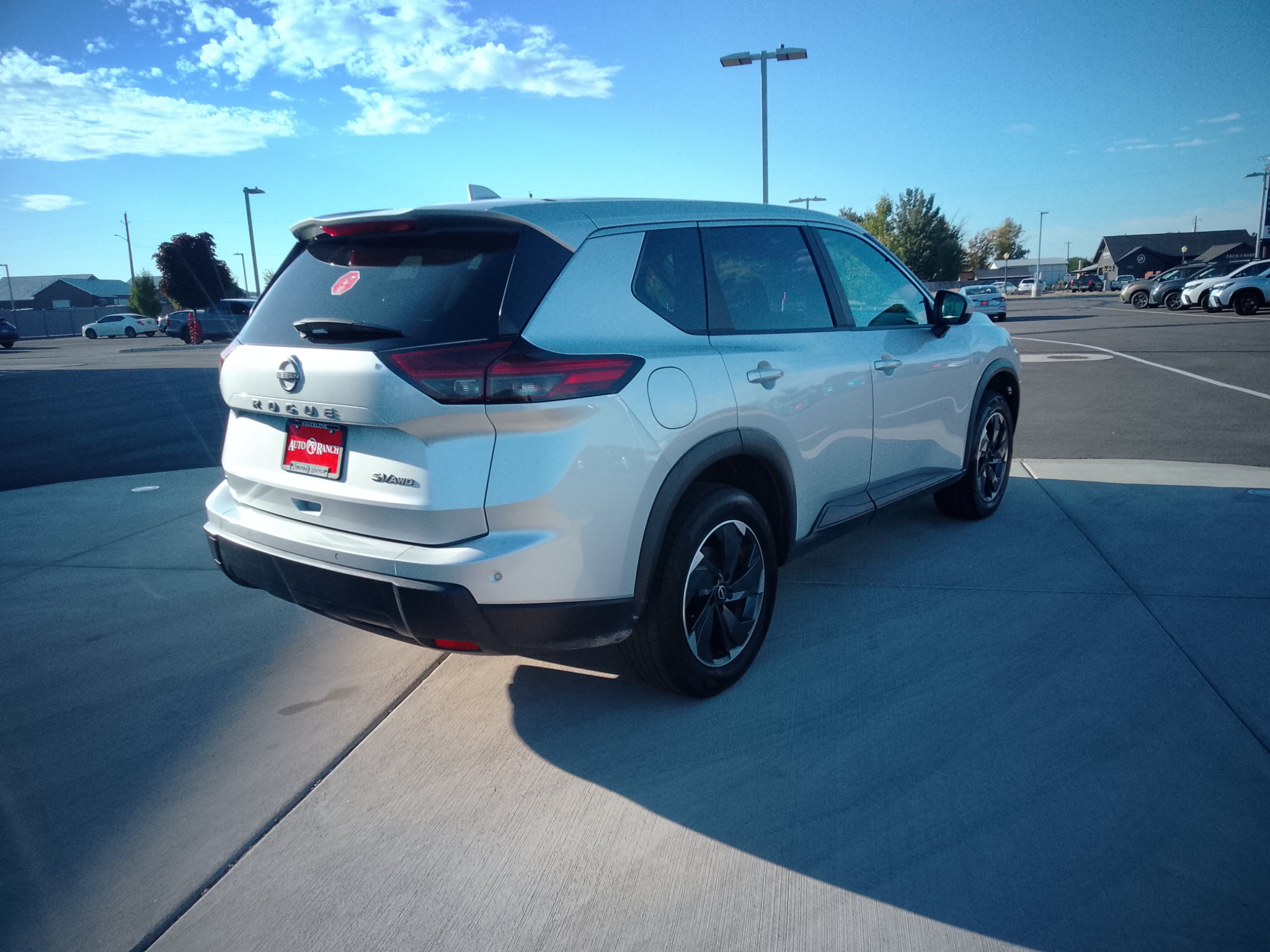 Used 2024 Nissan Rogue SV AWD/4WD image 2