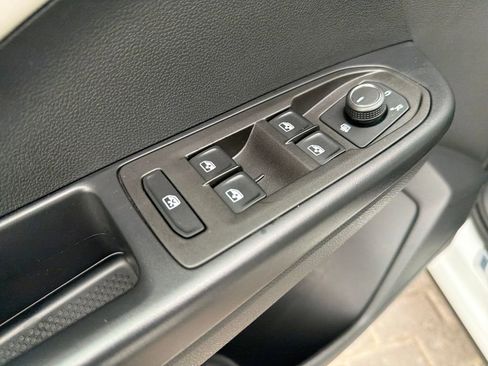 Certified 2025 Volkswagen Taos SE image 13