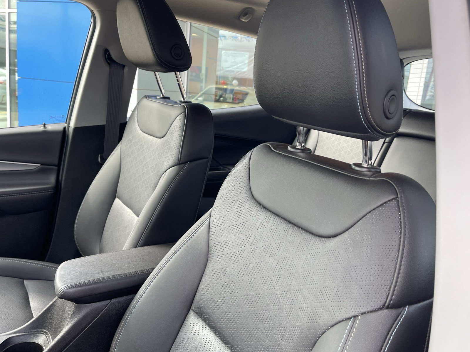 Used 2023 Chevrolet Bolt LT w/ Infotainment Package FWD image 20