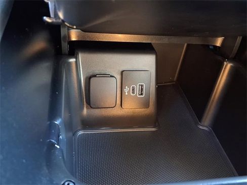 Used 2025 Ford Explorer Active w/ Active Comfort Package image 9