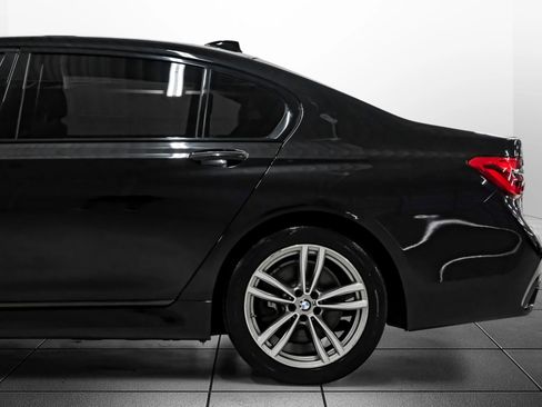 Used 2018 BMW 750i image 14