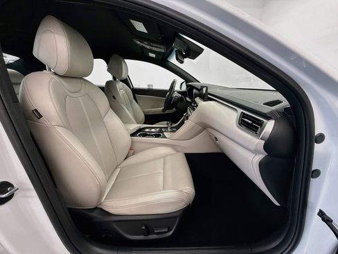 Used 2025 Genesis G70 2.5T RWD image 32