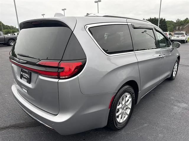 Used 2021 Chrysler Pacifica Touring-L FWD image 6