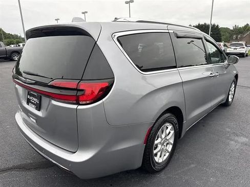 Used 2021 Chrysler Pacifica Touring-L FWD image 6