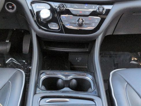 Used 2026 Chrysler Pacifica Limited FWD image 19