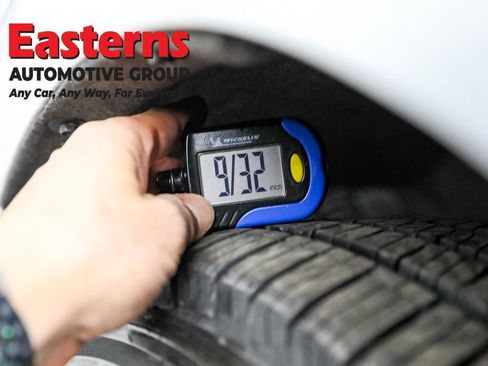 Used 2023 Chrysler Voyager LX image 28