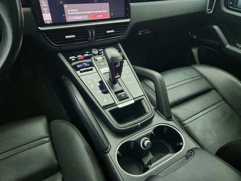 Used 2021 Porsche Cayenne w/ Premium Package image 17