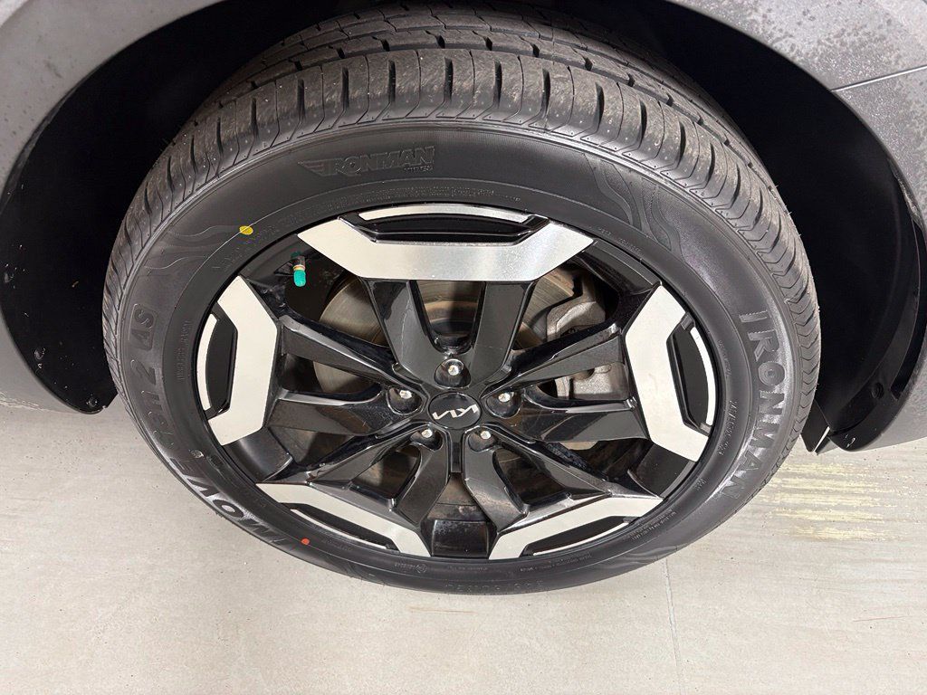 Used 2025 Kia Telluride S FWD image 11
