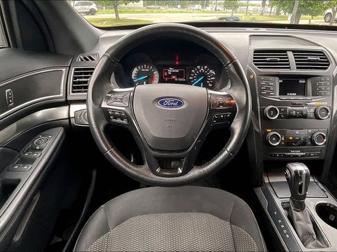 Used 2018 Ford Explorer XLT FWD image 5