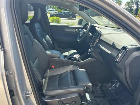 Certified 2025 Volvo XC40 B5 Plus AWD/4WD image 15