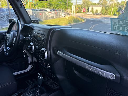 Used 2015 Jeep Wrangler Unlimited Sahara w/ Connectivity Group AWD/4WD image 38