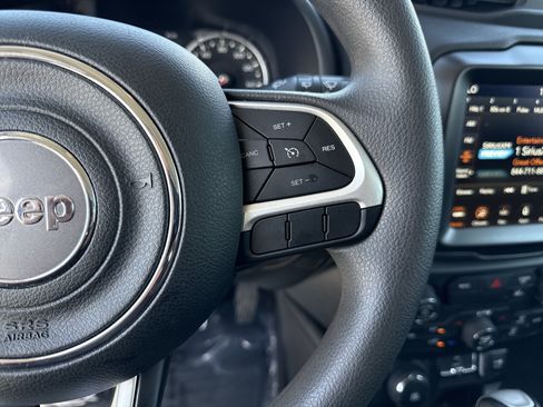 Used 2023 Jeep Renegade Latitude AWD/4WD image 19