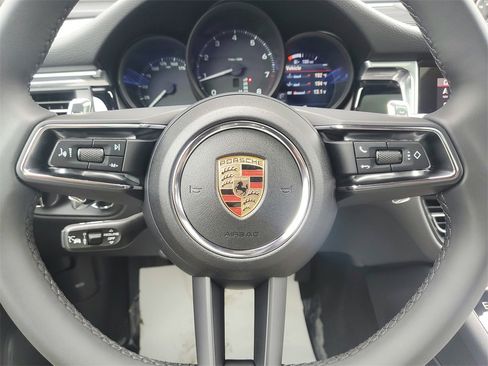 Used 2025 Porsche Macan image 9