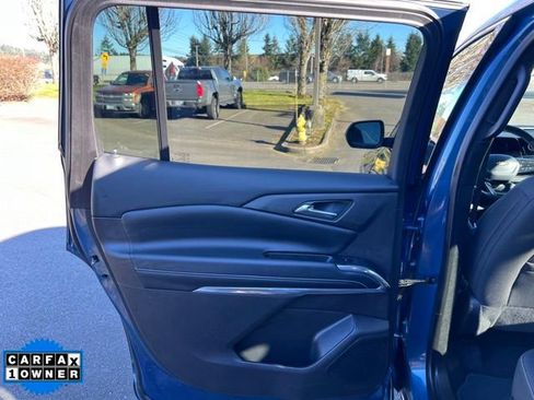 Used 2025 Chevrolet Traverse LT image 12