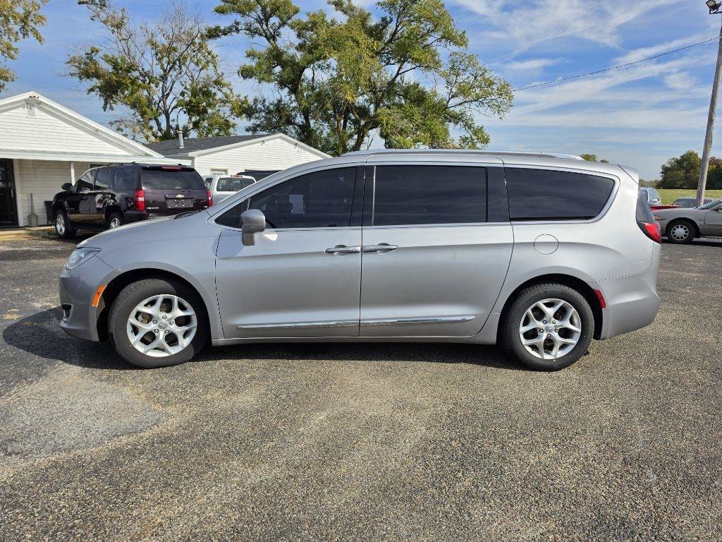 Used 2017 Chrysler Pacifica Touring-L Plus w/ Tire & Wheel Group FWD image 9