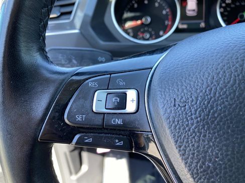 Used 2018 Volkswagen Tiguan SEL AWD/4WD image 21