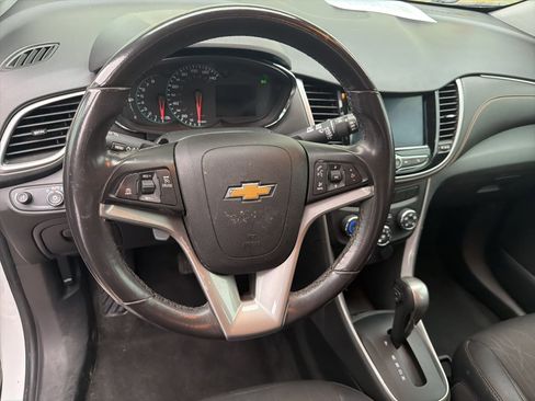 Used 2020 Chevrolet Trax LT w/ LT Convenience Package image 11