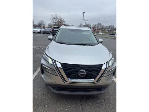 Used 2022 Nissan Rogue SV w/ SV Premium Package image 2