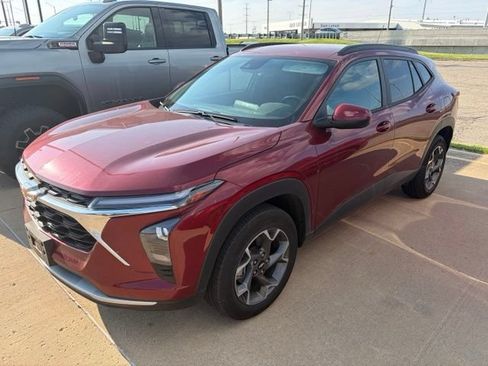 Used 2025 Chevrolet Trax LT w/ LT Convenience Package FWD image 3