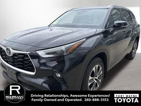 Used 2025 Toyota Highlander XLE image 3