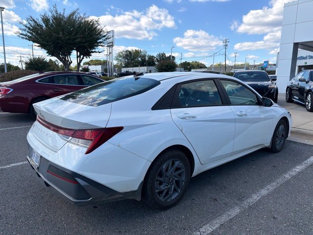 Used 2024 Hyundai Elantra Blue FWD image 4
