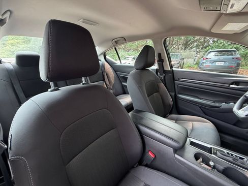 Used 2025 Nissan Altima 2.5 SV FWD image 36