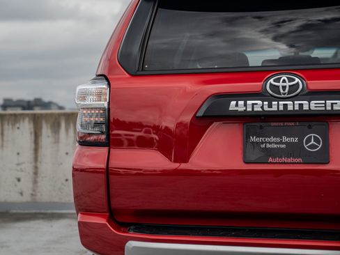 Used 2018 Toyota 4Runner TRD Off-Road Premium AWD/4WD image 9