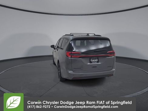 Used 2025 Chrysler Pacifica Limited FWD image 12
