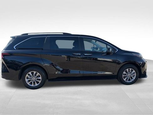 Used 2024 Toyota Sienna XLE image 7