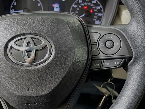 Used 2025 Toyota Corolla LE image 20
