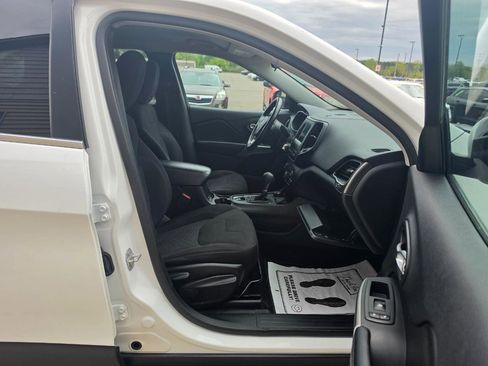 Used 2019 Jeep Cherokee Latitude w/ Cold Weather Group AWD/4WD image 14