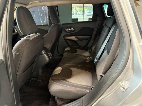 Used 2017 Jeep Cherokee Sport image 10