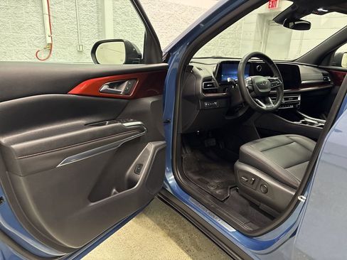 Used 2024 Chevrolet Traverse Z71 image 11