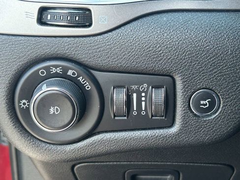 Used 2019 Jeep Cherokee Latitude Plus w/ Comfort/Convenience Group FWD image 24